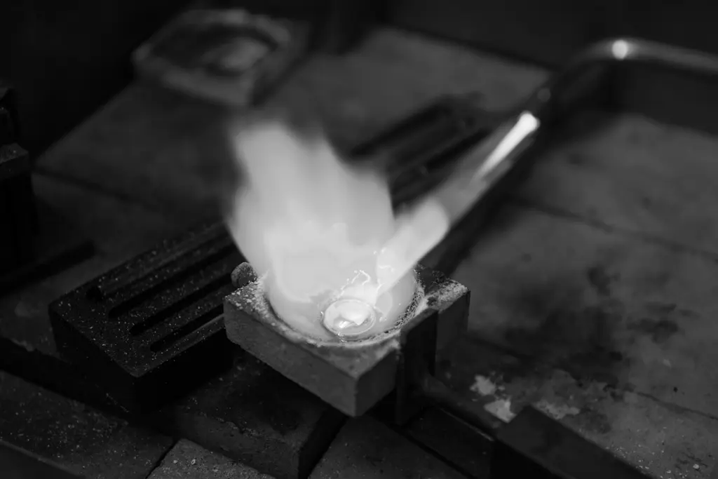 Un bijoutier au travail à Lège-Cap-Ferret